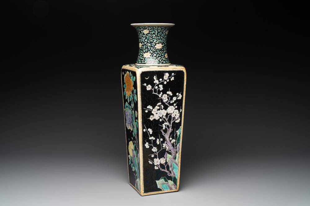 A Chinese famille noire square vase with floral design, Chenghua mark, 19th C.