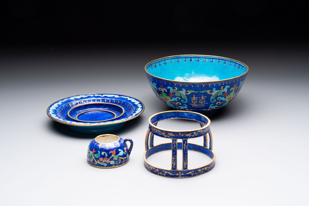 A Chinese Beijing enamel 'double happiness 囍' warming bowl set, Qianlong/Jiaqing