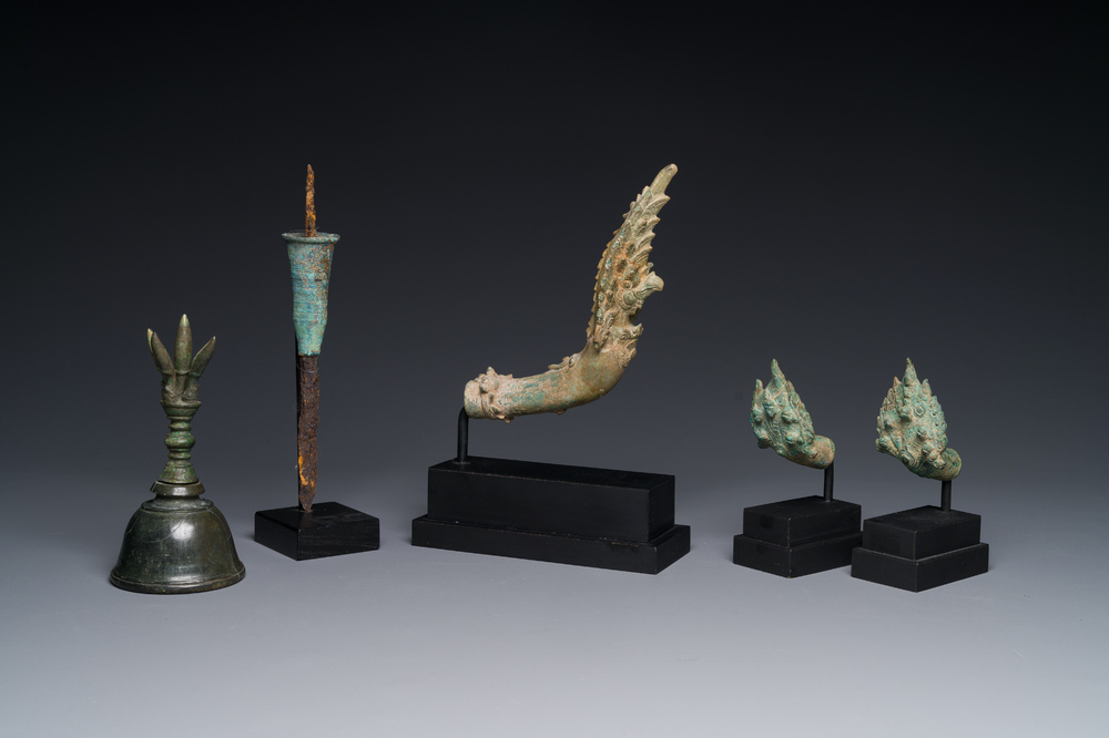 Three bronze Khmer palanquin hooks, a bell and a dagger, Angkor Wat periode, Thailand, 12th C.