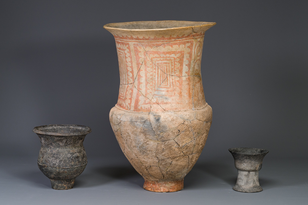 A massive Ban Chiang culture pottery vessel and two grey pottery jars, Thailand 7/4th C. B.C.