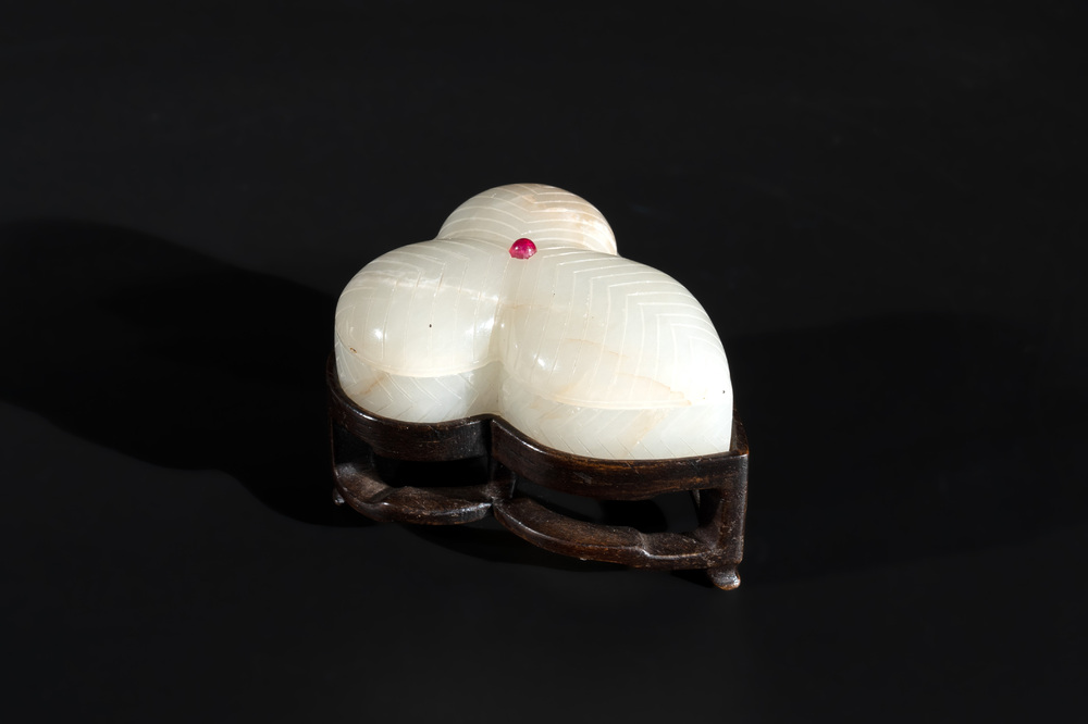 A Chinese Mughal-style leaf-shaped ruby-inset jade box and cover on wooden base, 18th C.