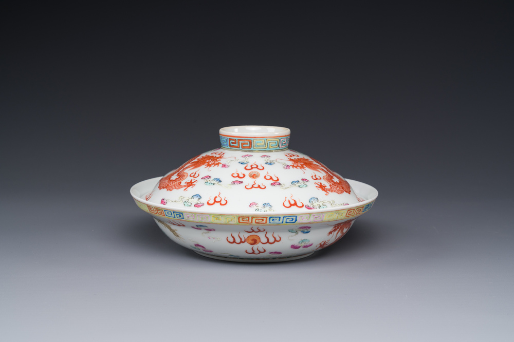 A Chinese famille rose 'dragon and phoenix' bowl and cover, Guangxu mark, 19th C.