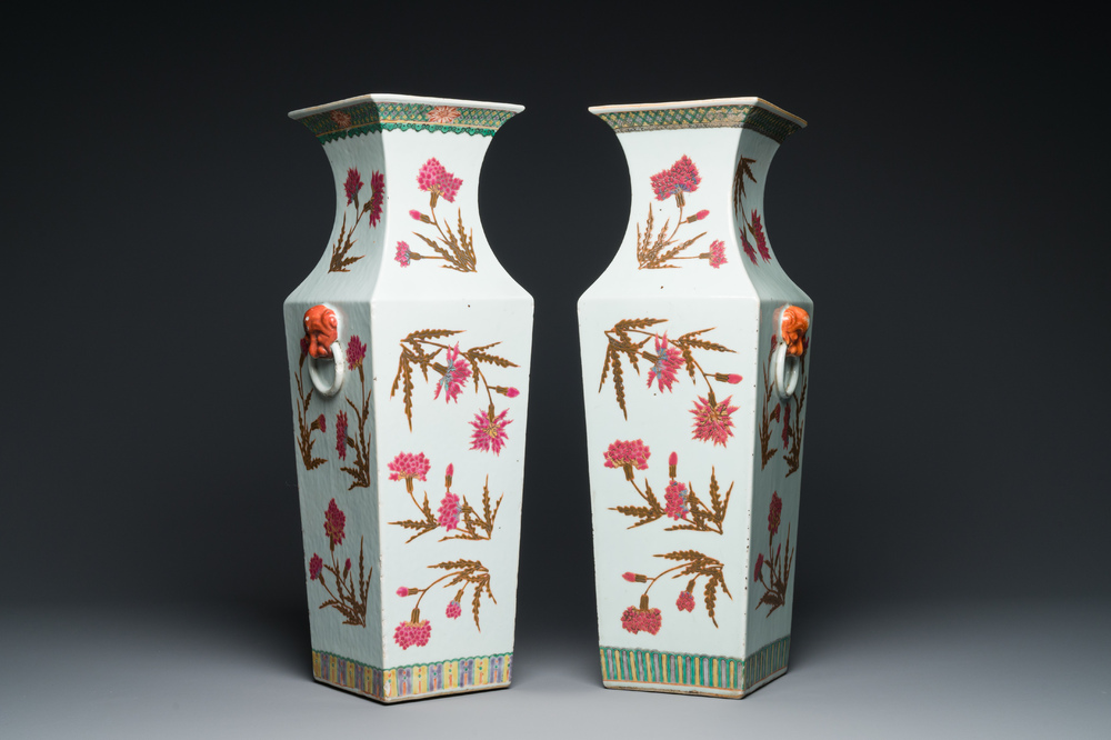 A pair of Chinese famille rose square vases with floral design, 19th C.
