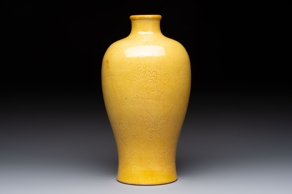 A Chinese yellow-glazed 'meiping' vase with incised design, Kangxi mark, 19th C.