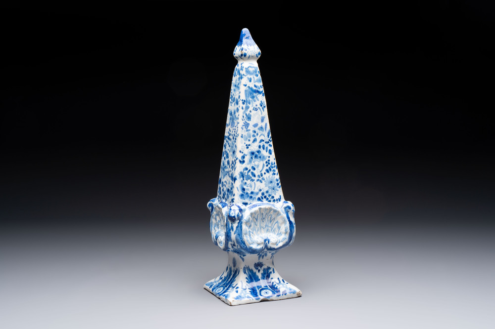 A blue and white Dutch Delft obelisk, late 17th C.