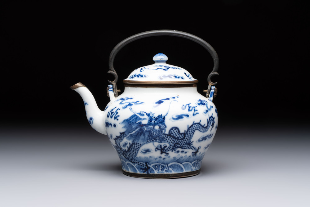 A Chinese blue and white 'dragon' teapot for the Thai market, 19th C.