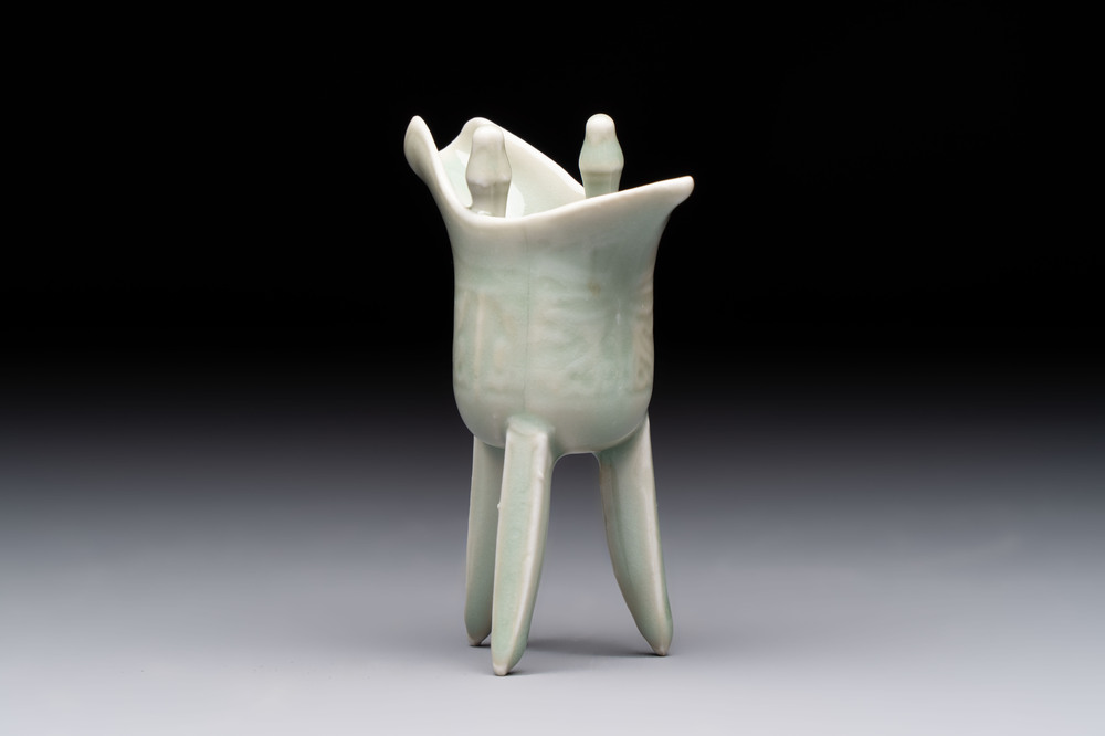 A Chinese celadon-glazed wine vessel, 'jue 爵', 18/19th C.
