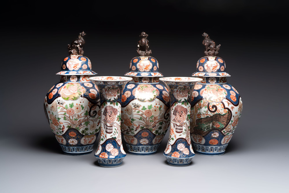 A five-piece Imari-style garniture with eagles and deer, Samson, Paris, 19th C.
