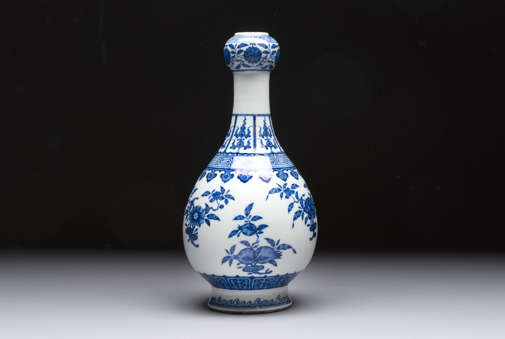 A Chinese blue and white garlic head vase, Qianlong mark, 19th C.