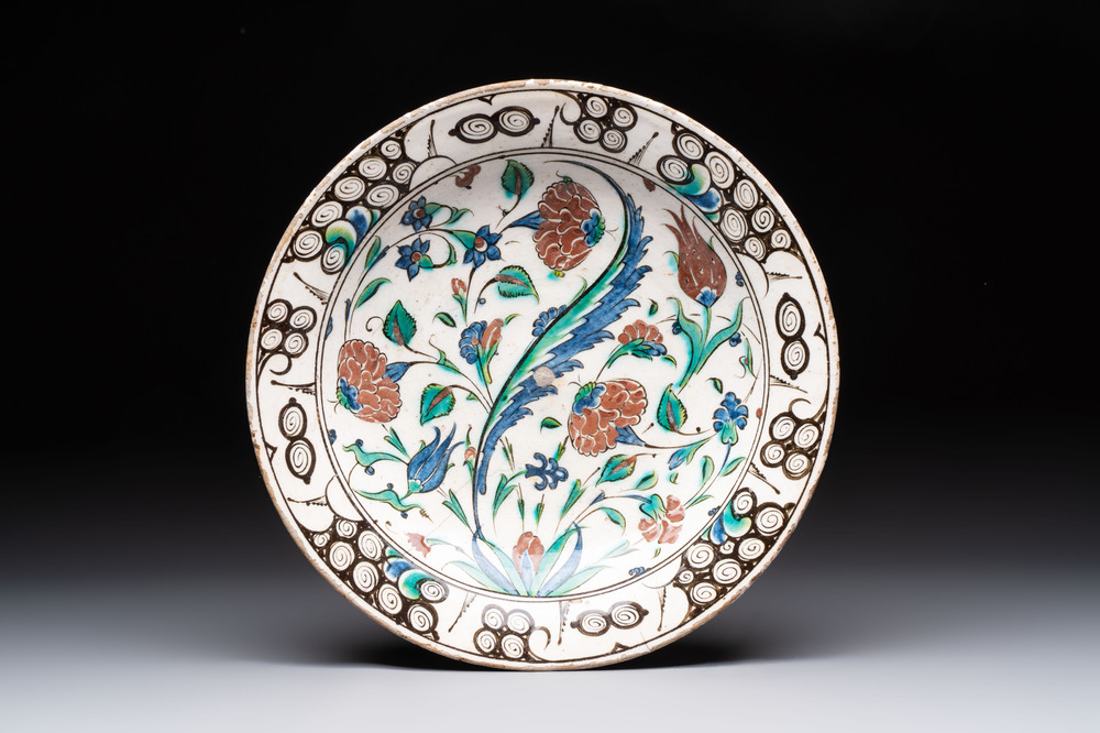 An Iznik 'saz leaf' pottery dish, Turkey, late 16th C
