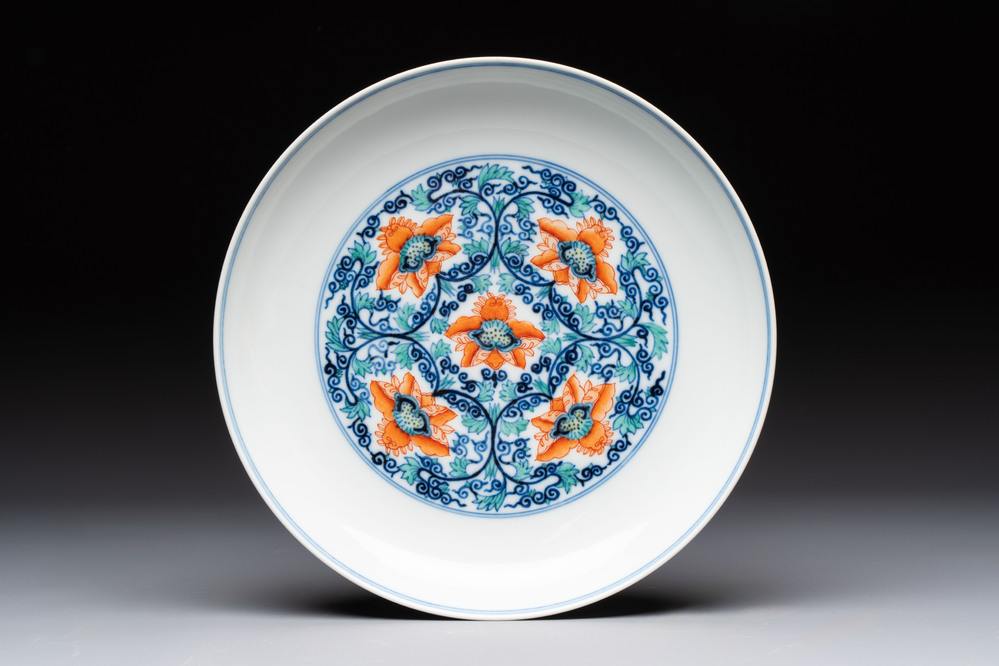 A Chinese doucai plate with floral scroll design, Tongzhi mark, 19/20th C.