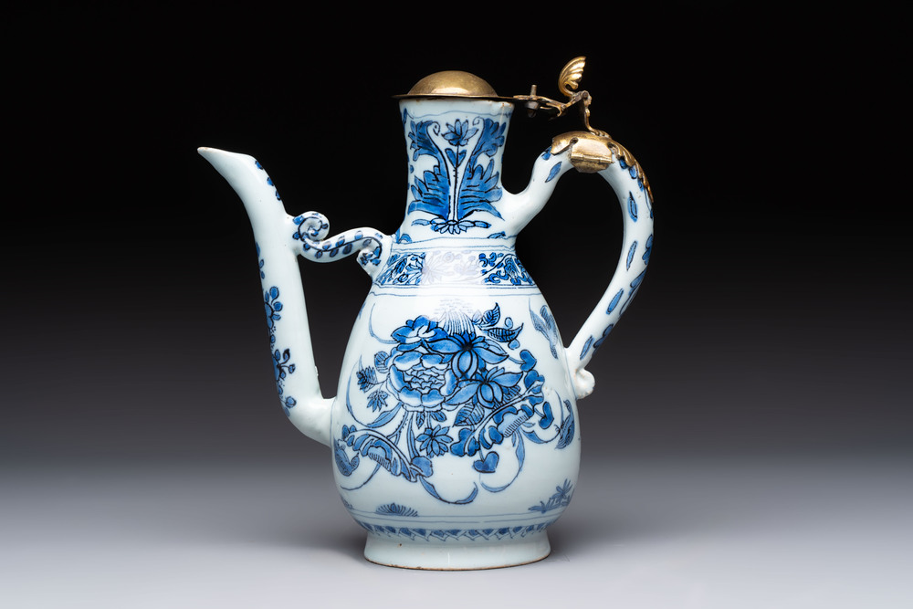 A fine blue and white Dutch Delft chinoiserie jug with brass lid, 17th C.