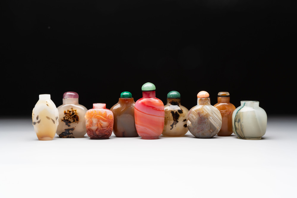 A collection of nine Chinese agate snuff bottles, 20th C.