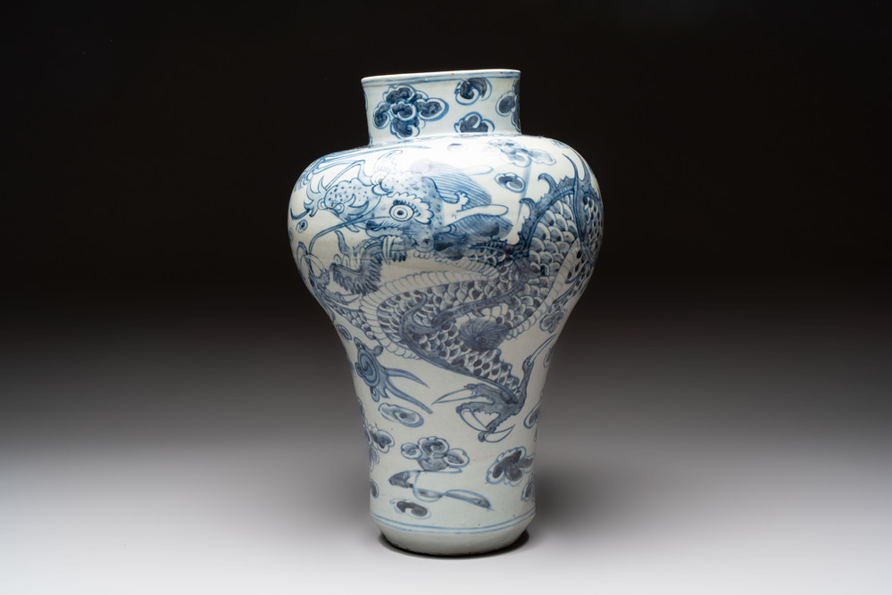 A Korean blue and white 'dragon' vase, Joseon, 19th C.