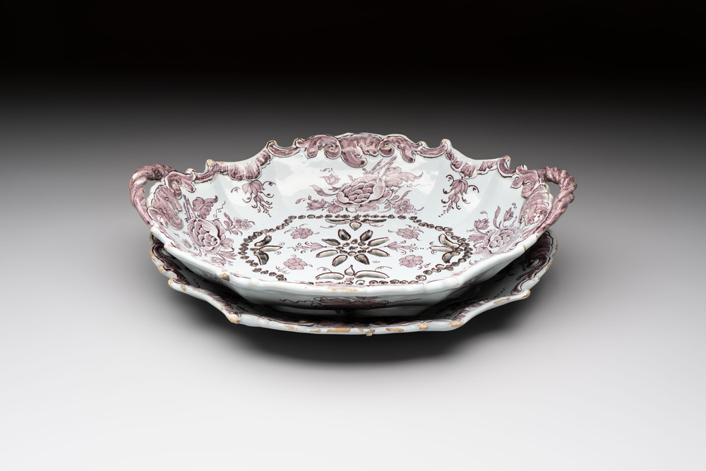 A fine manganese Dutch Delft strainer on stand with floral design, 18th C.
