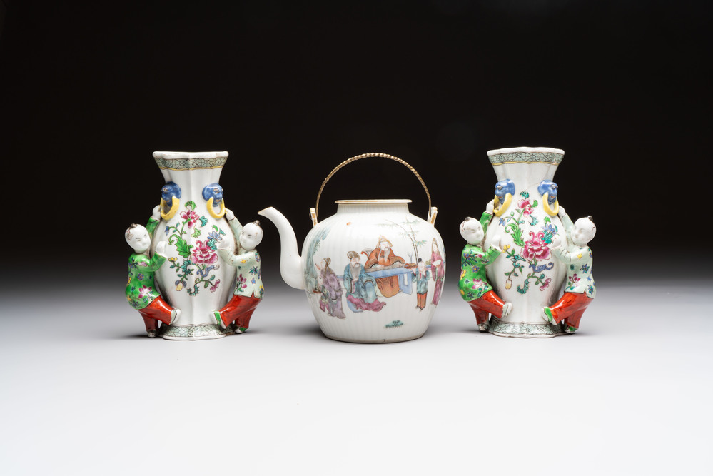 A Chinese famille rose covered teapot and a pair of Samson wall pocket vases, Tongzhi mark, 19th C.