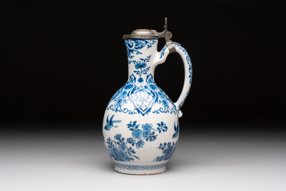 A blue and white Dutch Delft jug with pewter cover, 1st quarter 18th C.