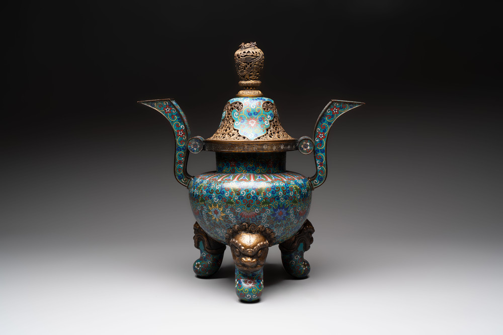 A Chinese cloisonn&eacute; tripod censer and cover, 19th C.