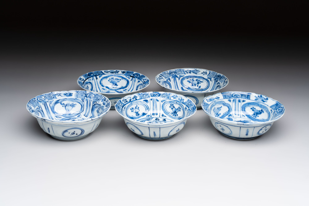 Five Chinese blue and white 'klapmuts' bowls with figural design, Wanli