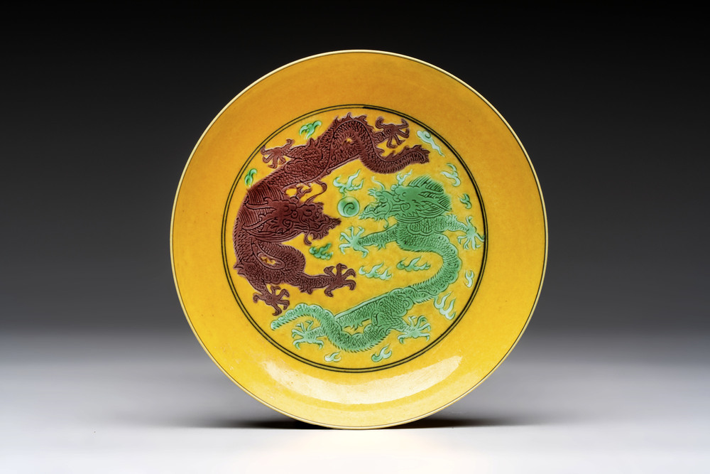 A Chinese sancai-glazed 'dragons' and 'grapes' saucer, Tongzhi mark, 19/20th C.