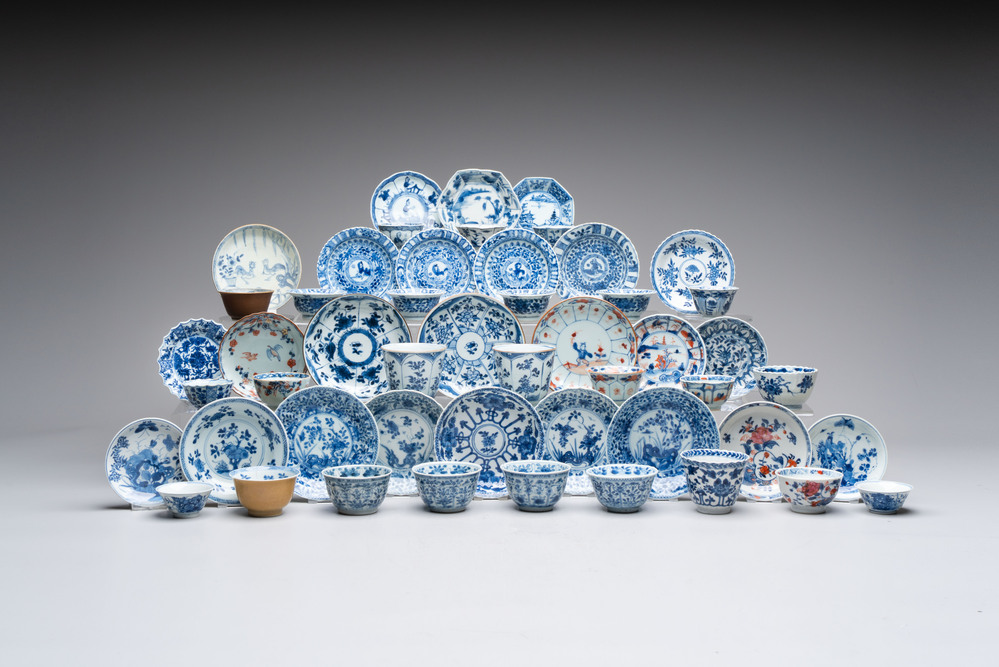 A large collection of 25 sets of Chinese blue, white and Imari-style cups and saucers, Kangxi/Qianlong