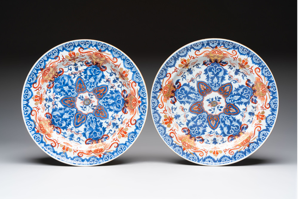 A pair of Chinese Imari-style dishes with stylised floral design, Kangxi
