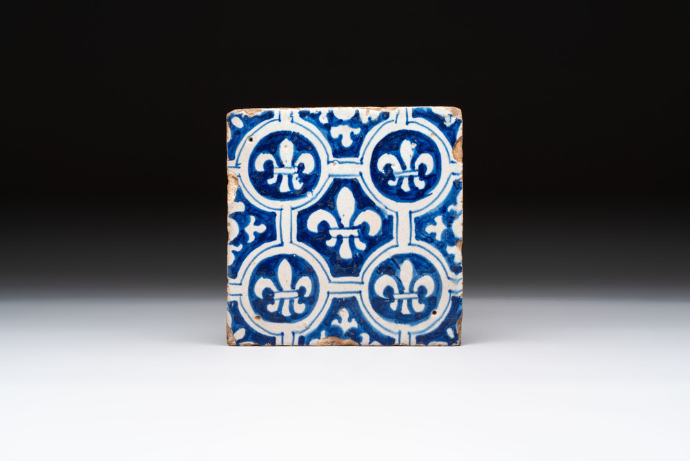 A blue and white Dutch Delft 'French lilies' tile, ca. 1600