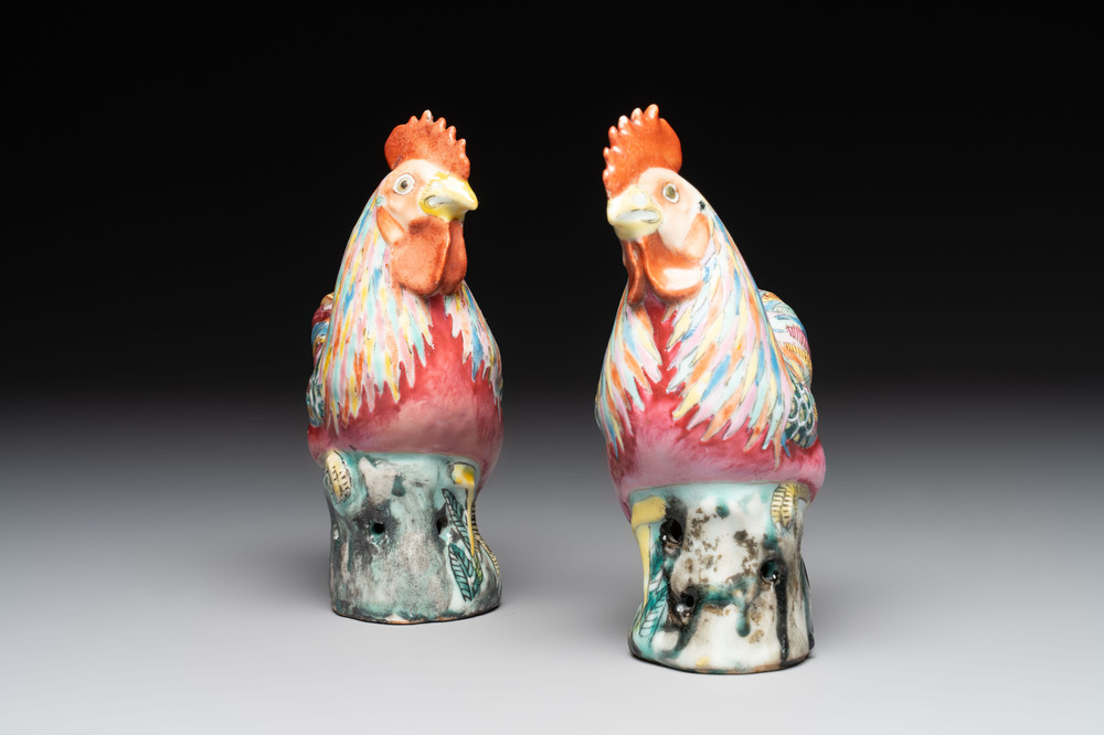 * A pair of Chinese famille rose models of roosters, 18/19th C.
