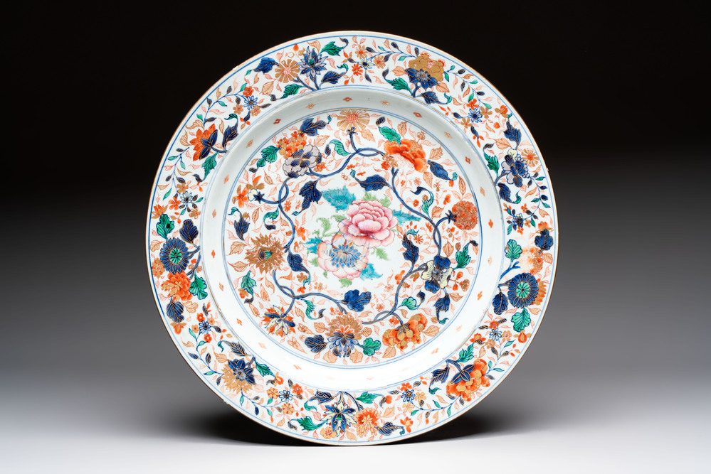 A large and unusual Chinese rose-Imari charger, Kangxi/Yongzheng