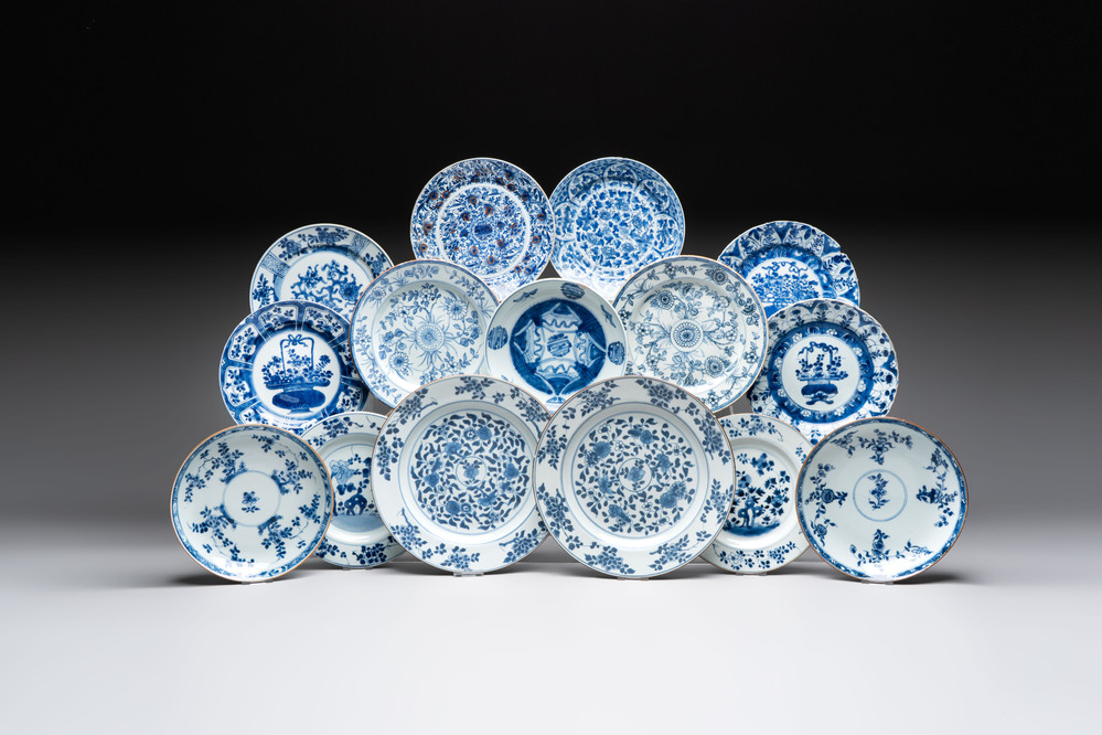 15 Chinese blue and white plates with floral and 'shou 壽' design, Yongzheng mark, 18th C.