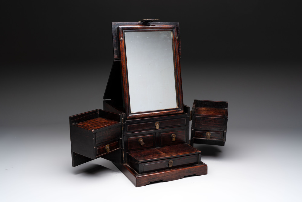 A Chinese rosewood cosmetic box with brass mount, 19/20th C.