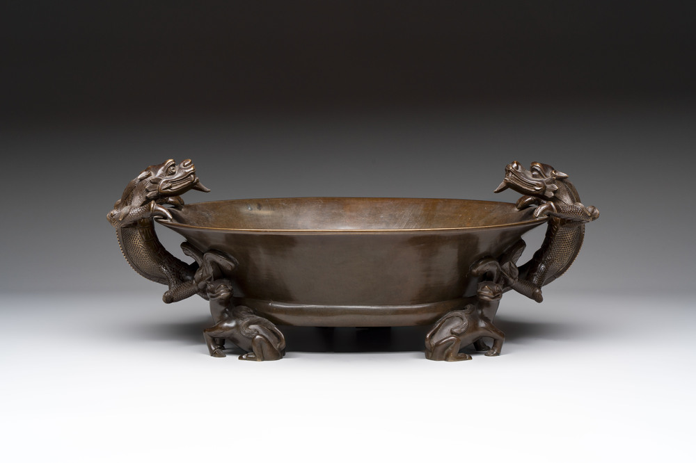 A large Chinese bronze basin with chilong handles, Qianlong mark, 20th C.