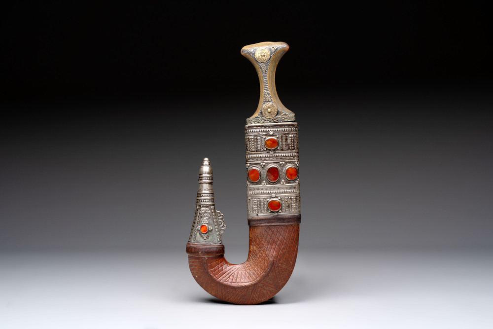 A jambiya-style dagger or 'Asib' with horn hilt and silver-plated mounts, Yemen, 19th C.