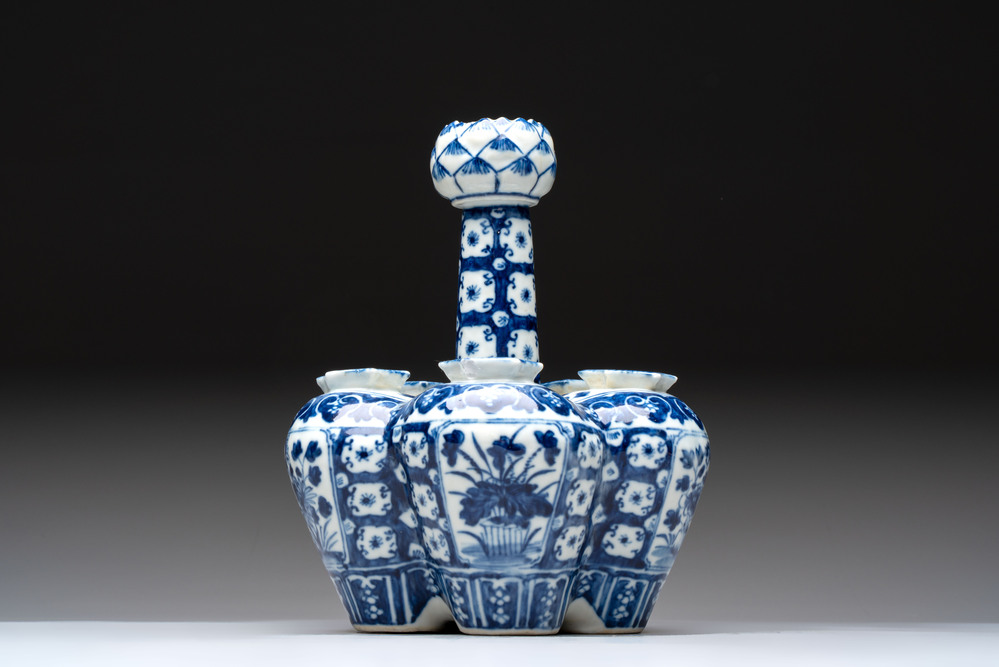 A Chinese blue and white tulip vase with floral design, 19th C.