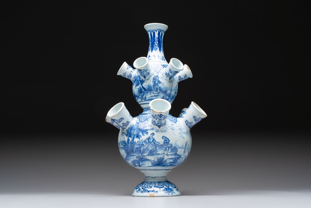 A blue and white Dutch Delft tulip vase, 19th C.