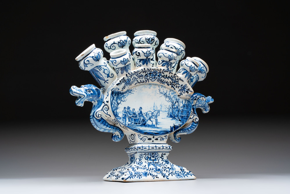 A blue and white Dutch Delft tulip vase, 19th C.