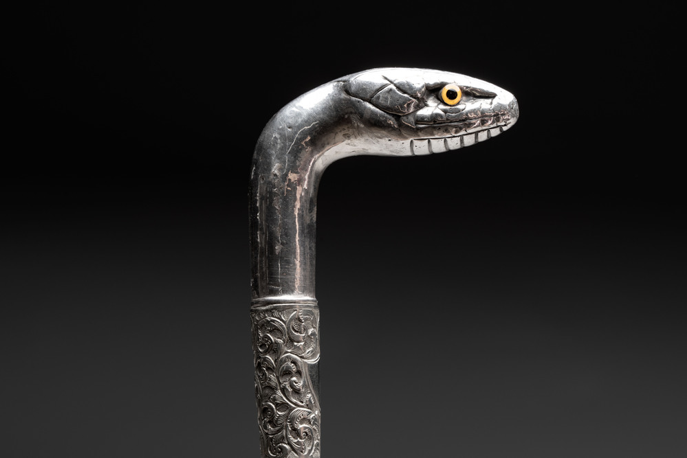 A twisted wooden walking stick with a French silver &lsquo;Serpent&rsquo; handle, 800/000, ca. 1900