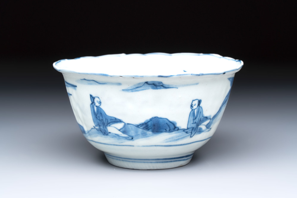 A Chinese blue and white 'crow cup' with figural design, Transitional period