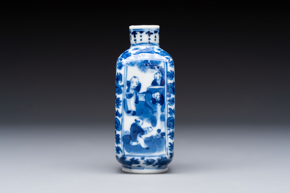 A Chinese blue and white 'Sima Guang 司馬光' snuff bottle, Qianlong mark, 19th C.