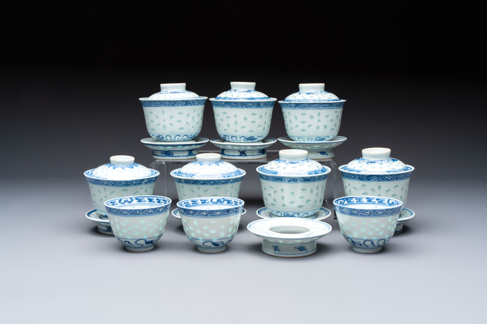 Ten Chinese blue and white cups, seven covers and eight stands, 19/20th C.