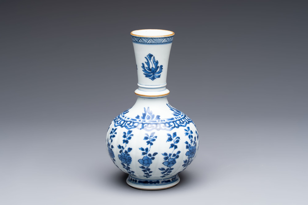 A Chinese blue and white hookah base with floral design, Kangxi
