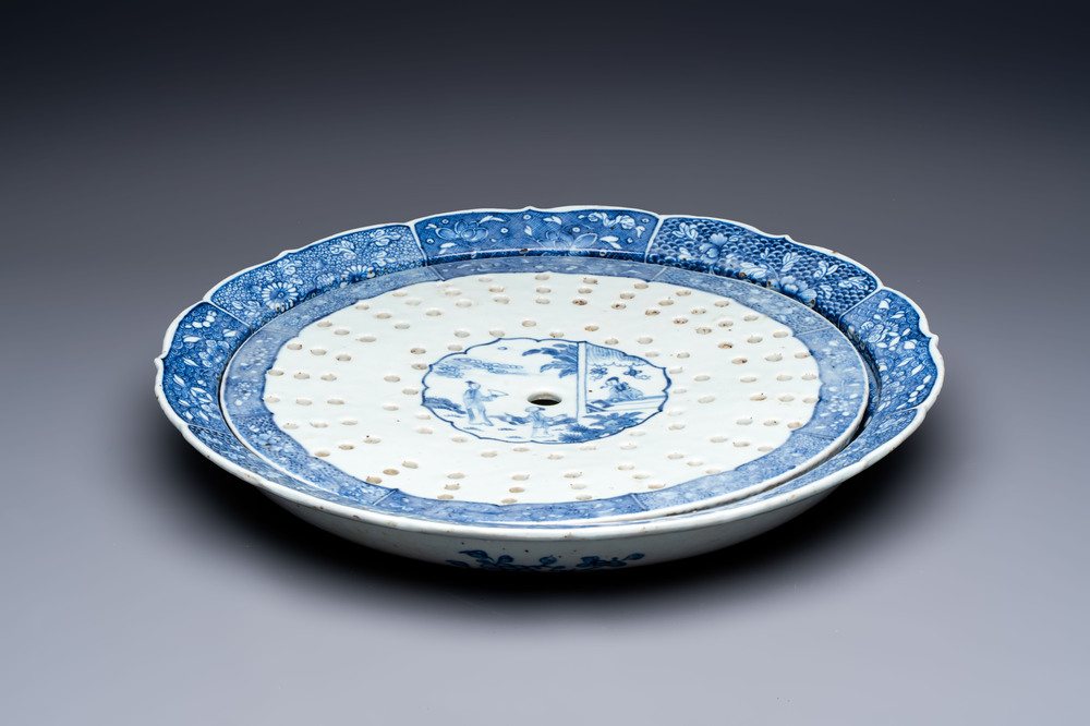 A Chinese blue and white 'Xi Xiang Ji' strainer and dish, Qianlong