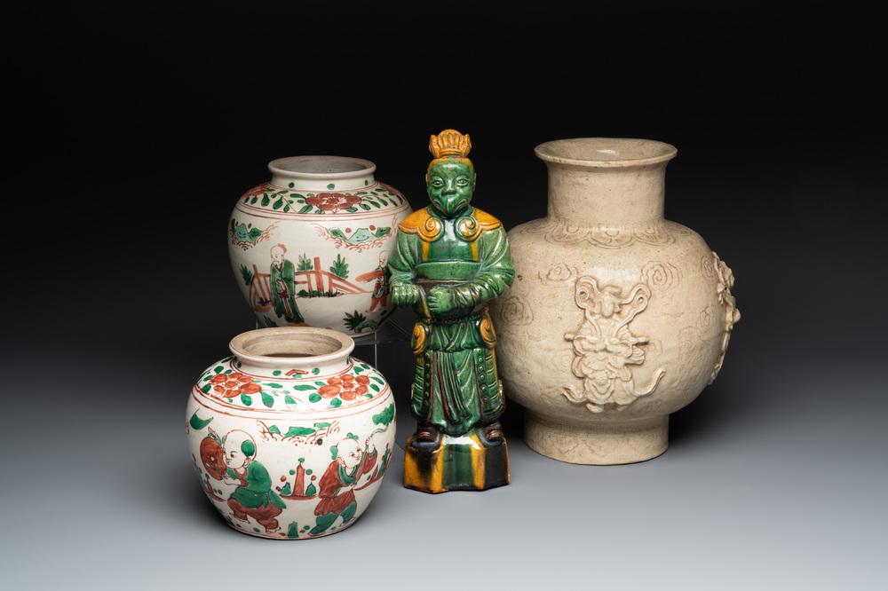 A Chinese sancai figure of Garuda, a cream-glazed vase and a pair of wucai jars, 19/20th C.