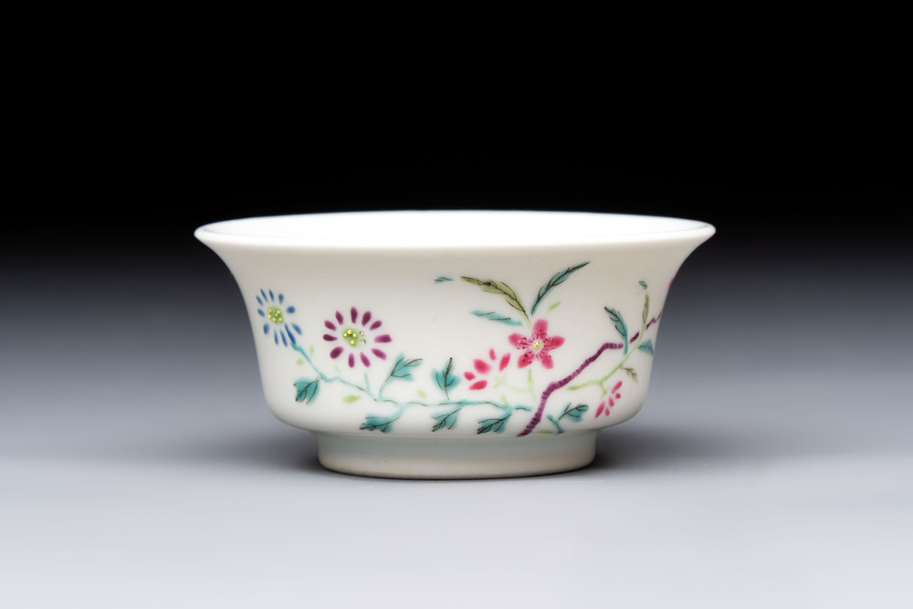 A Chinese famille rose cup with floral design, Yongzheng mark, 19/20th C.