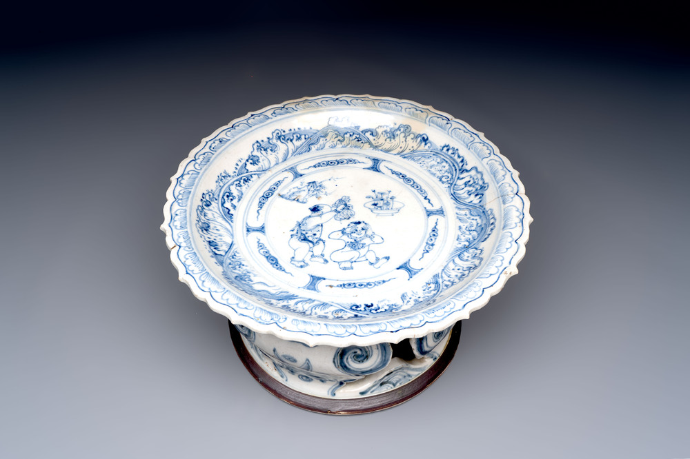 A rare Annamese or Vietnamese blue and white tazza with playing boys, 15/16th C.