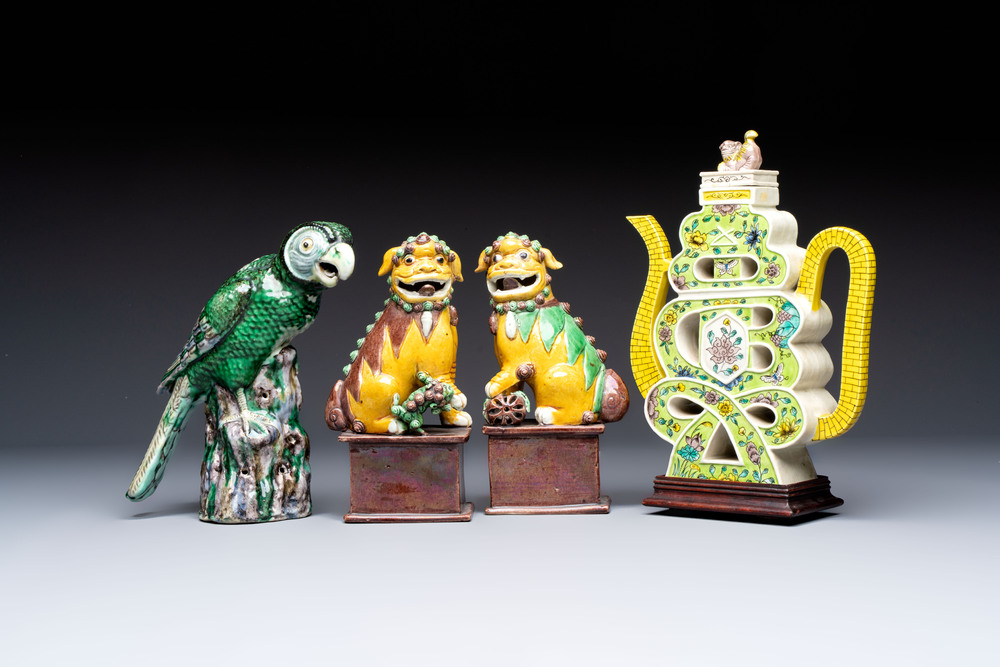 A Chinese sancai-glazed parrot, a pair of Buddhist lions and a 'Shou 壽' ewer, 19/20th C.