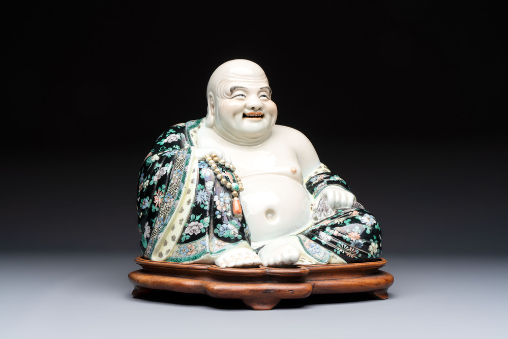 A Chinese famille verte black-ground Milefo Buddha on a wooden stand, Xue Chang Sen Zuo 薛長森作 mark, 20th C.