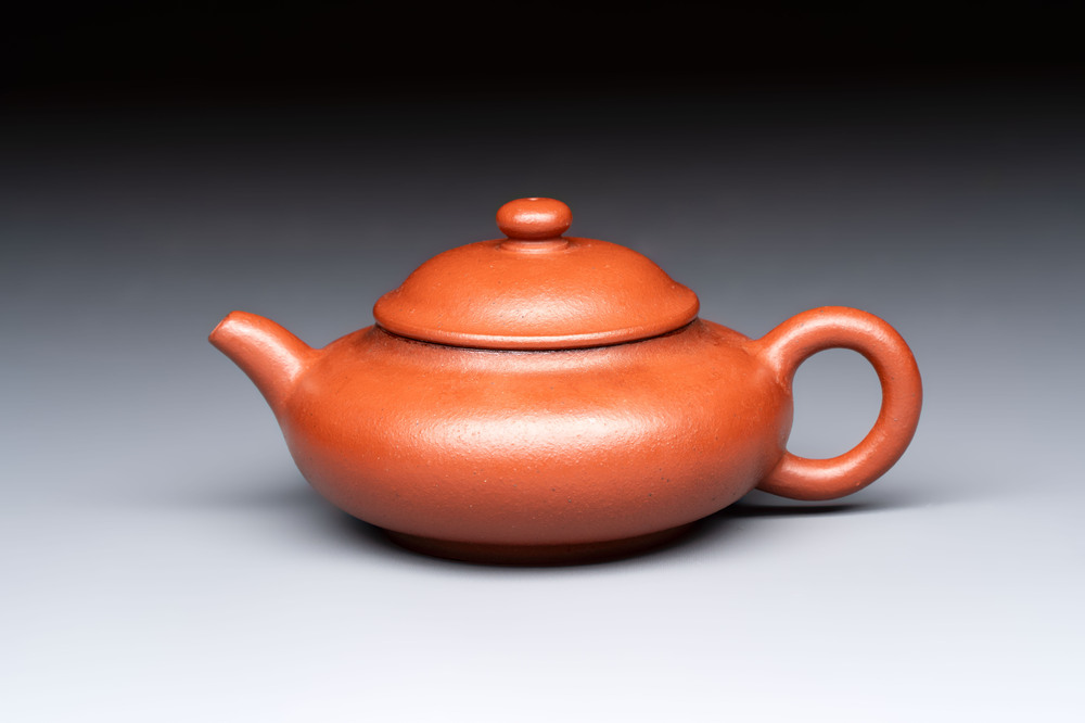 A Chinese Yixing stoneware teapot and cover, 18/19th C.