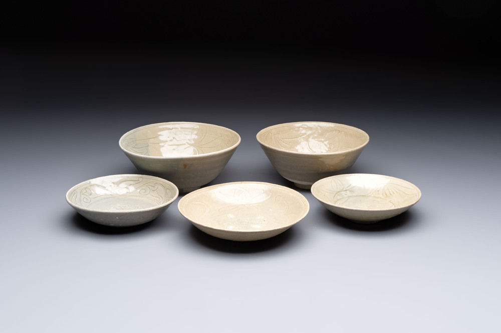 Three Chinese celadon-glazed plates and two bowls from the Jepara shipwreck,  Fujian or Zhejiang kilns, Song