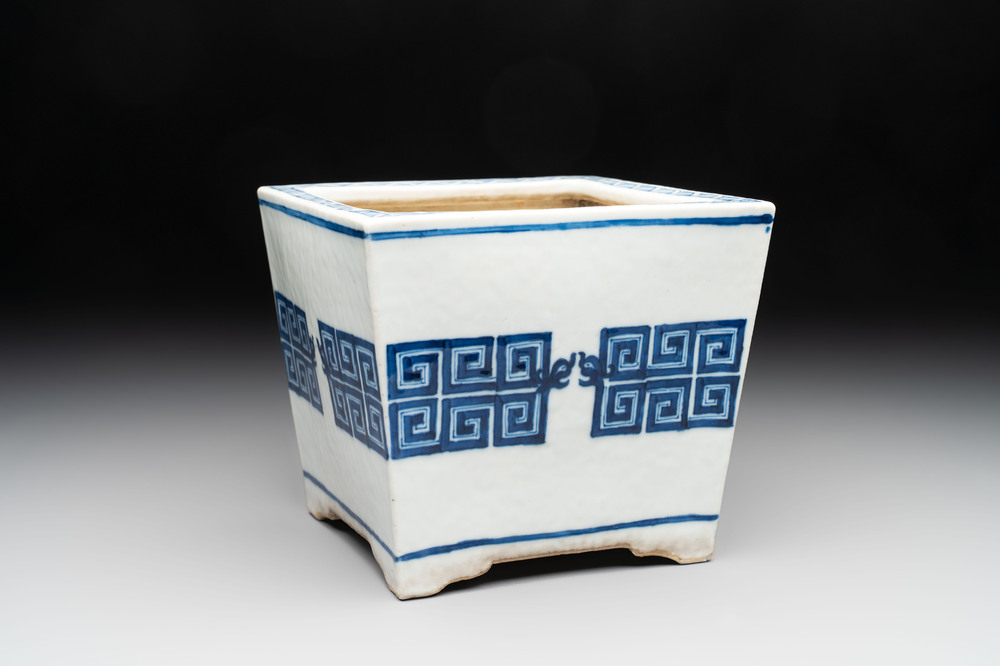 A Chinese blue and white 'chilong' square jardini&egrave;re, 19th C.